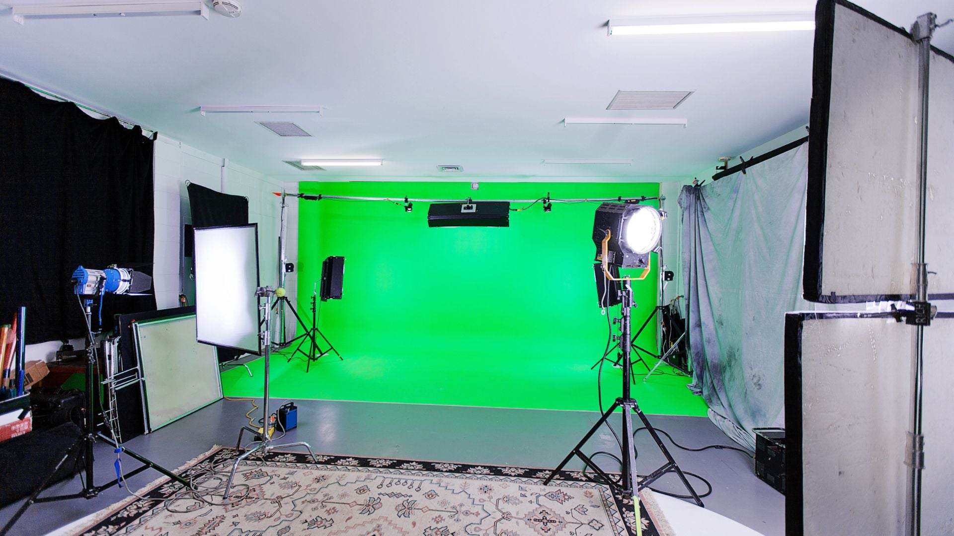 5 Key Benefits of Incorporating a Green Screen in Film, TV, and Photography